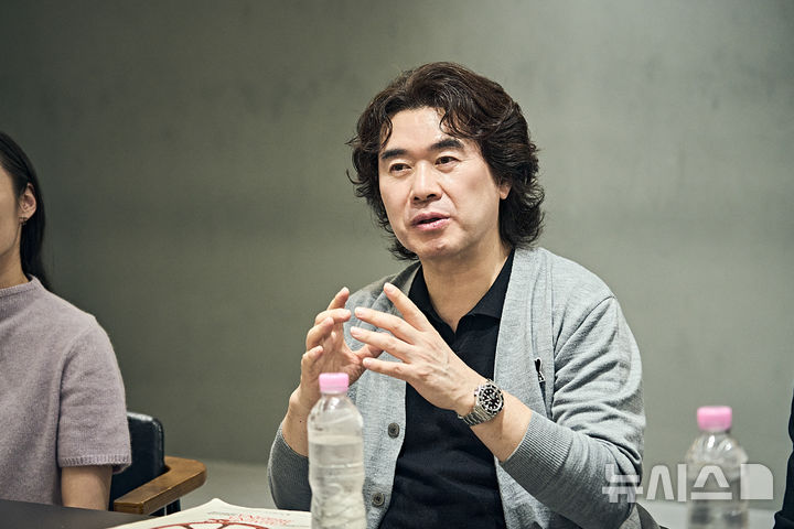  [서울=뉴시스]이영만 서울시합창단 예술감독 겸 지휘자가 13일 서울 서초구 윤별발레컴퍼니 연습실에서 열린 '카르미나 부라나' 라운드 인터뷰에서 발언하고 있다. (사진=세종문화회관 제공)