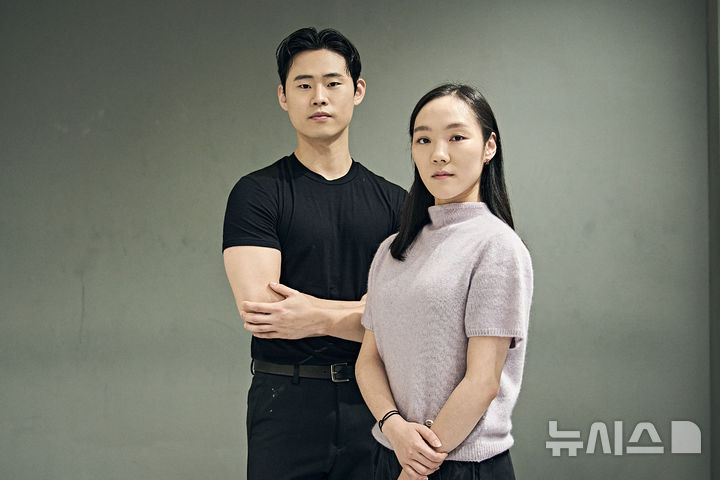  [서울=뉴시스]윤별 예술감독과 박소 연 안무가가 13일 서울 서초구 윤별발레컴퍼니 연습실에서 서울시합창단 명작시리즈 '카르미나 부라나' 시연 및 라운드 인터뷰가 끝난 뒤, 기념 촬영을 하고 있다. (사진=세종문화회관 제공)