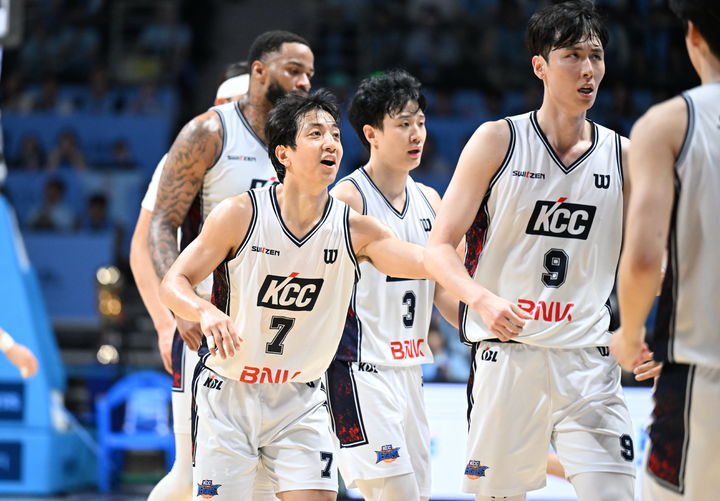 [서울=뉴시스] 프로농구 부산 KCC, 고양 소노 꺾고 2025~2026시즌 LG전자 프로농구 챔피언결정전 우승. (사진=KBL 제공) *재판매 및 DB 금지