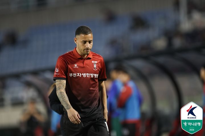 [서울=뉴시스]K리그1 부천 바사니 퇴장. (사진=한국프로축구연맹 제공)