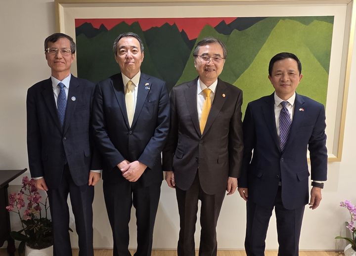 [서울=뉴시스]조현 외교부 장관은 13일 한중일 3국협력사무국(TCS) 사무총장단 및 미즈시마 고이치 주한일본대사, 다이 빙 주한중국대사와 장관 공관에서 만찬 간담회를 가졌다. *재판매 및 DB 금지