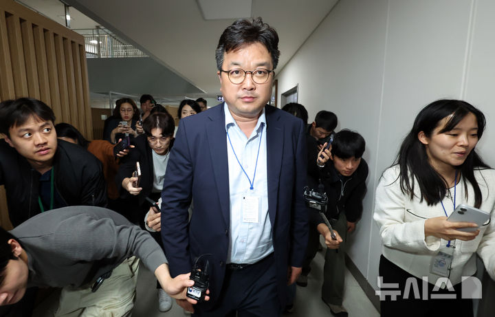[세종=뉴시스] 강종민 기자 = 삼성전자 사측 대표교섭위원인 김형로 부사장이 13일 2차 사후조정회의를 마친 뒤 정부세종청사 중앙노동위원회를 나서고 있다. 2026.05.13. ppkjm@newsis.com