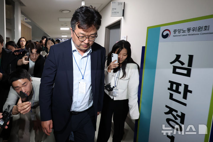 [세종=뉴시스] 강종민 기자 = 삼성전자 사측 대표교섭위원인 김형로 부사장이 13일 2차 사후조정회의를 마친 뒤 정부세종청사 중앙노동위원회를 나서고 있다. 2026.05.13. ppkjm@newsis.com