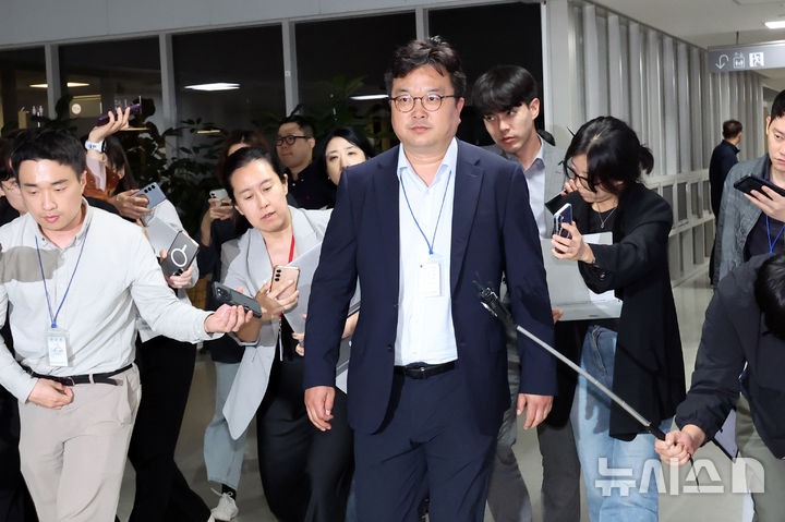 [세종=뉴시스] 강종민 기자 = 삼성전자 사측 대표교섭위원인 김형로 부사장이 13일 2차 사후조정회의를 마친 뒤 정부세종청사 중앙노동위원회를 나서고 있다. 2026.05.13. ppkjm@newsis.com