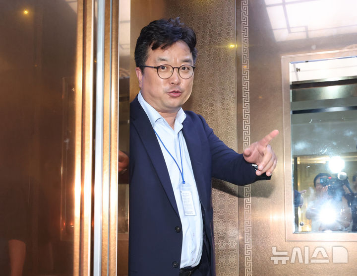 [세종=뉴시스] 강종민 기자 = 삼성전자 사측 대표교섭위원인 김형로 부사장이 13일 2차 사후조정회의를 마친 뒤 정부세종청사 중앙노동위원회를 나서고 있다. 2026.05.13. ppkjm@newsis.com