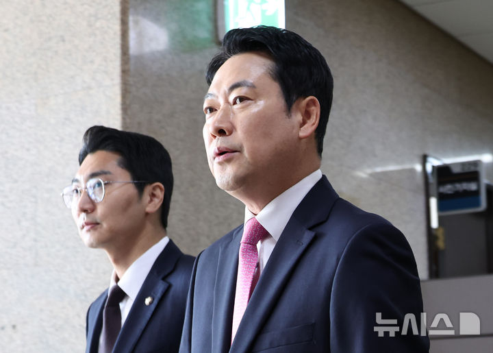 [서울=뉴시스] 김금보 기자 = 장동혁 국민의힘 대표가 13일 오전 서울 여의도 국회에서 열린 비공개 최고위원회의에 참석하고 있다. 2026.05.13. kgb@newsis.com