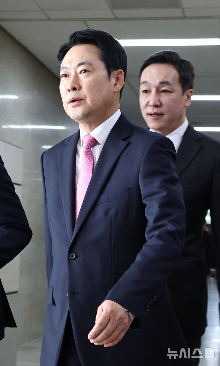 [서울=뉴시스] 김금보 기자 = 장동혁 국민의힘 대표가 13일 오전 서울 여의도 국회에서 열린 비공개 최고위원회의에 참석하고 있다. 2026.05.13. kgb@newsis.com