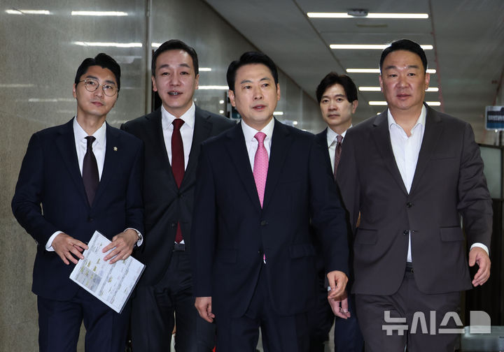 [서울=뉴시스] 김금보 기자 = 장동혁 국민의힘 대표가 13일 오전 서울 여의도 국회에서 열린 비공개 최고위원회의에 참석하고 있다. 2026.05.13. kgb@newsis.com