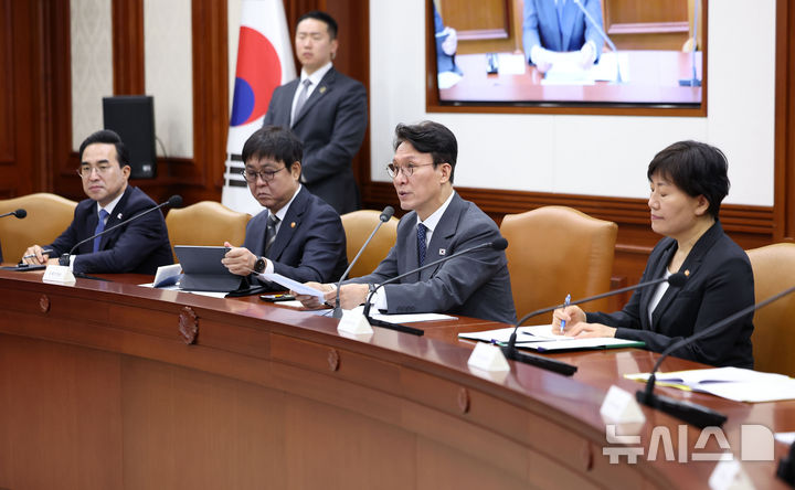 [서울=뉴시스] 김선웅 기자 = 김민석 국무총리가 13일 서울 종로구 정부서울청사에서 열린 비상경제본부 회의에서 모두발언을 하고 있다. 2026.05.13. mangusta@newsis.com