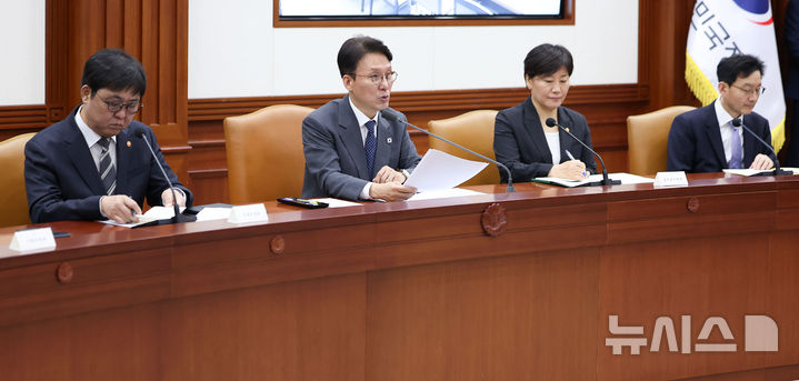 [서울=뉴시스] 김선웅 기자 = 김민석 국무총리가 13일 서울 종로구 정부서울청사에서 열린 비상경제본부 회의에서 모두발언을 하고 있다. 2026.05.13. mangusta@newsis.com