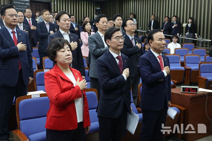 [서울=뉴시스] 고승민 기자 = 13일 서울 여의도 국회에서 열린 제22대 국회 후반기 국민의힘 국회부의장 선출 의원총회에서 조배숙, 조경태, 박덕흠 후보가 국민의례를 하고 있다. 2026.05.13. kkssmm99@newsis.com