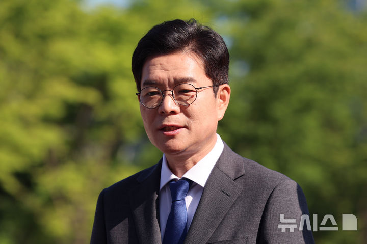 [서울=뉴시스] 조성우 기자 = 정원오 더불어민주당 서울시장 후보가 13일 오전 서울 중구 서울광장에서 열린 서울-충북 상생 협약식에서 취재진 질문에 답하고 있다. 2026.05.13. xconfind@newsis.com