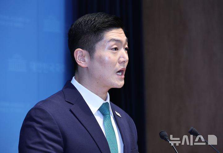 [서울=뉴시스] 김금보 기자 = 김재섭 국민의힘 의원이 지난 5월 13일 오전 서울 여의도 국회 소통관에서 정원오 더불어민주당 서울시장 후보가 과거 경찰과 민간인 폭행으로 유죄 판결을 받은 사건과 관련해 기자회견을 하고 있다. 2026.08.24. kgb@newsis.com