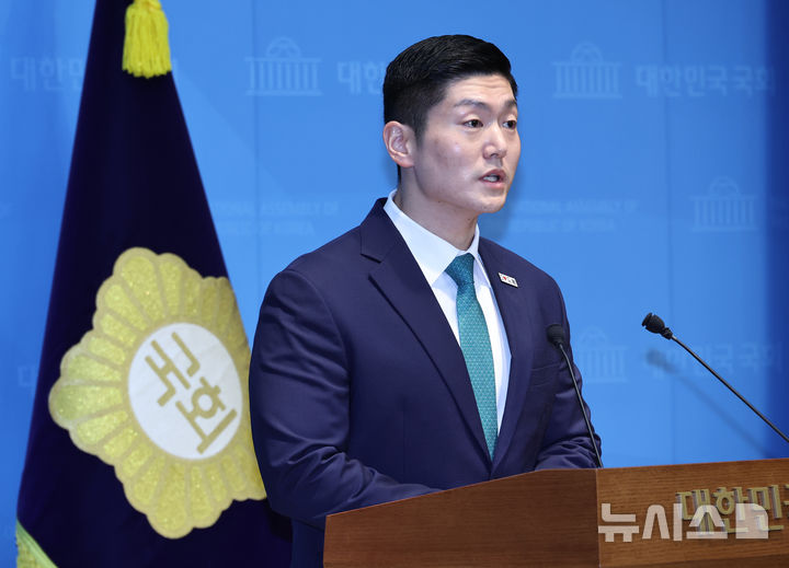 [서울=뉴시스] 김금보 기자 = 김재섭 국민의힘 의원이 13일 오전 서울 여의도 국회 소통관에서 정원오 더불어민주당 서울시장 후보가 과거 경찰과 민간인 폭행으로 유죄 판결을 받은 사건과 관련해 기자회견을 하고 있다. 2026.05.13. kgb@newsis.com