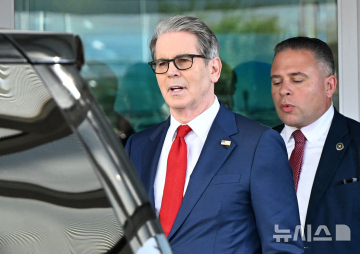 [서울=뉴시스] 정병혁 기자 = 사진은 스콧 베선트 미국 재무부 장관이 13일 인천국제공항으로 입국하고 있는 모습. (공동취재) 2026.05.13. photo@newsis.com