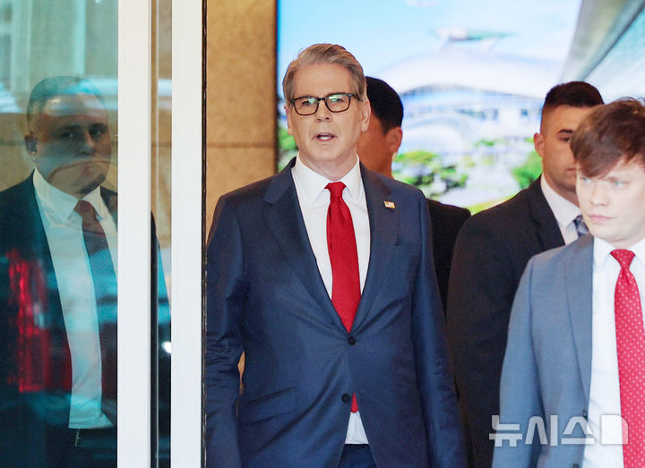 [서울=뉴시스] 정병혁 기자 = 스콧 베선트 미국 재무부 장관이 13일 인천국제공항으로 입국하고 있다.(공동취재) 2026.05.13. photo@newsis.com