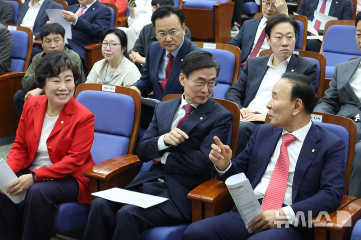 [서울=뉴시스] 고승민 기자 = 13일 서울 여의도 국회에서 열린 제22대 국회 후반기 국민의힘 국회부의장 선출 의원총회에서 조배숙, 조경태, 박덕흠 후보가 대화하고 있다. 2026.05.13. kkssmm99@newsis.com