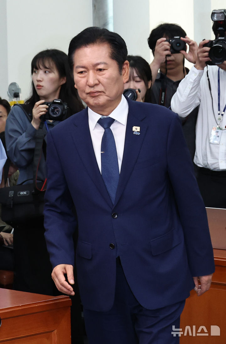 [서울=뉴시스] 김금보 기자 = 정청래 더불어민주당 대표가 13일 오전 서울 여의도 국회에서 6.3 지방선거 관련 기자회견을 하기위해 발언대로 향하고 있다. 2026.05.13. kgb@newsis.com