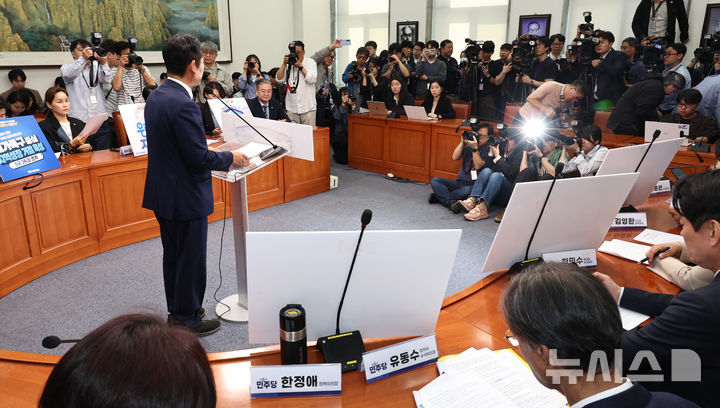[서울=뉴시스] 김금보 기자 = 정청래 더불어민주당 대표가 13일 오전 서울 여의도 국회에서 6.3 지방선거 관련 기자회견을 하고 있다. 2026.05.13. kgb@newsis.com