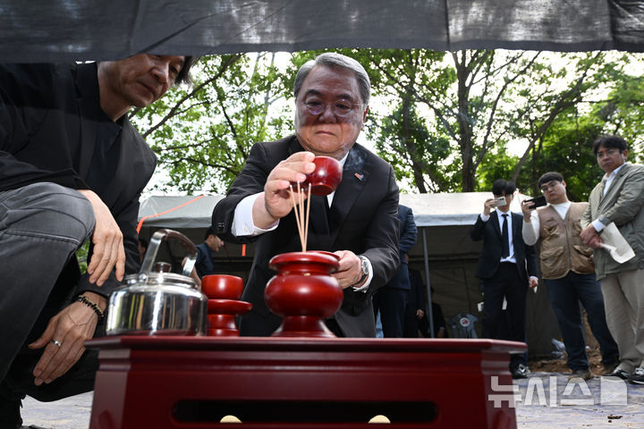 [광주=뉴시스] 이영주 기자 = 윤남식 5·18민주화운동공로자회장이 13일 오전 광주 북구 효령동 한 야산 내 5·18 희생자들이 암매장 된 것으로 추정된 장소에서 개토제를 올리고 있다. 2026.05.13.leeyj2578@newsis.com