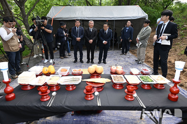 [광주=뉴시스] 이영주 기자 = 13일 오전 광주 북구 효령동 한 야산 5·18민주화운동 희생자들이 암매장 된 것으로 추정된 장소에서 개토제가 열리고 있다. 2026.05.13.leeyj2578@newsis.com