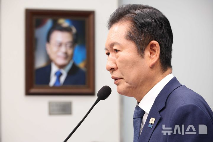 [서울=뉴시스] 조성봉 기자 = 정청래 더불어민주당 대표가 13일 오전 서울 여의도 국회에서 열린 6.3 지방선거 관련 기자회견에서 발언을 하고 있다. 2026.05.13. suncho21@newsis.com