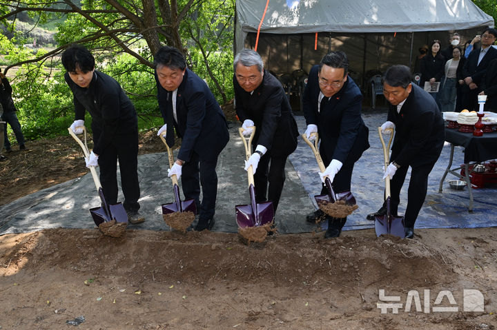 [광주=뉴시스] 이영주 기자 = 13일 오전 광주 북구 효령동 한 야산 5·18민주화운동 희생자들이 암매장 된 것으로 추정된 장소에서 참석자들이 개토제 시삽을 하고 있다. 2026.05.13.leeyj2578@newsis.com