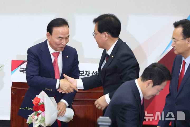 [서울=뉴시스] 고승민 기자 = 박덕흠 신임 국회부의장이 13일 서울 여의도 국회에서 열린 제22대 국회 후반기 국민의힘 국회부의장 선출 의원총회에서 당선 후 송언석 원내대표에게 축하받고 있다. 2026.05.13. kkssmm99@newsis.com