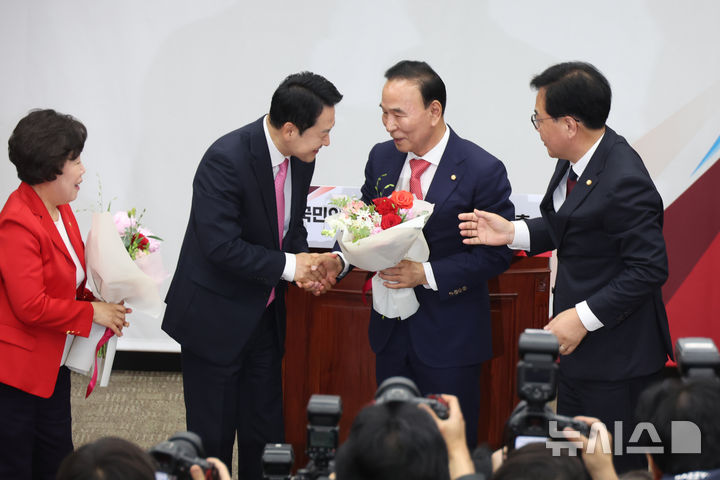 [서울=뉴시스] 고승민 기자 = 박덕흠 신임 국회부의장이 13일 서울 여의도 국회에서 열린 제22대 국회 후반기 국민의힘 국회부의장 선출 의원총회에서 당선 후 장동혁 대표에게 축하받고 있다. 2026.05.13. kkssmm99@newsis.com