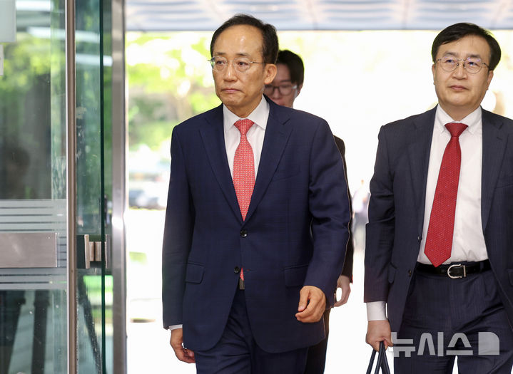[서울=뉴시스] 김진아 기자 = 12·3 비상계엄 당시 국회의 계엄 해제 표결을 방해한 혐의를 받고 있는 추경호 국민의힘 의원이 13일 서울 서초구 서울중앙지방법원에서 열린 4차 공판에 출석하고 있다. 2026.05.13. bluesoda@newsis.com