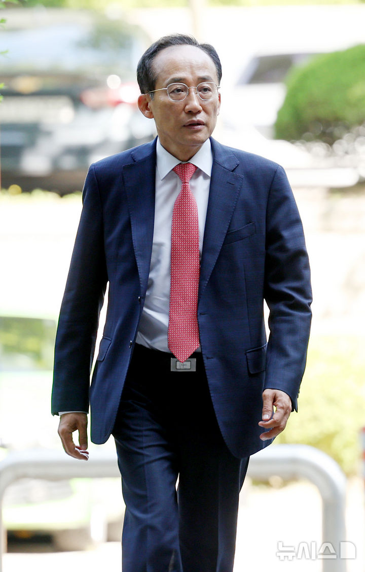 [서울=뉴시스] 김진아 기자 = 12·3 비상계엄 당시 국회의 계엄 해제 표결을 방해한 혐의를 받고 있는 추경호 국민의힘 의원이 13일 서울 서초구 서울중앙지방법원에서 열린 4차 공판에 출석하고 있다. 2026.05.13. bluesoda@newsis.com