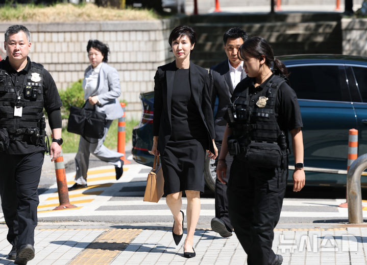 [서울=뉴시스] 김진아 기자 = 최태원 SK그룹 회장과 노소영 아트센터 나비 관장의 재산 분할 파기환송심 조정 기일이 열리는 13일 서초동 서울고등법원으로 노 관장이 들어가고 있다. (공동취재) 2026.05.13. photo@newsis.com