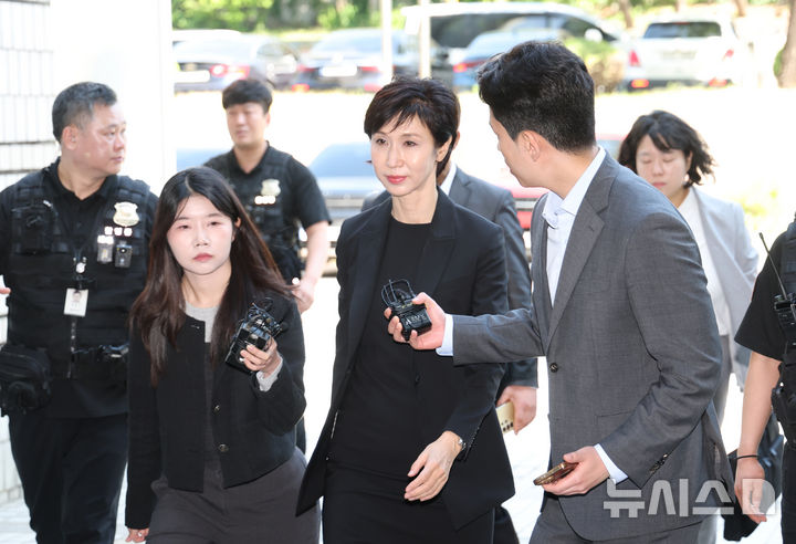 [서울=뉴시스] 김진아 기자 = 최태원 SK그룹 회장과 노소영 아트센터 나비 관장의 재산 분할 파기환송심 조정 기일이 열리는 13일 서초동 서울고등법원으로 노 관장이 들어가고 있다. (공동취재) 2026.05.13. photo@newsis.com