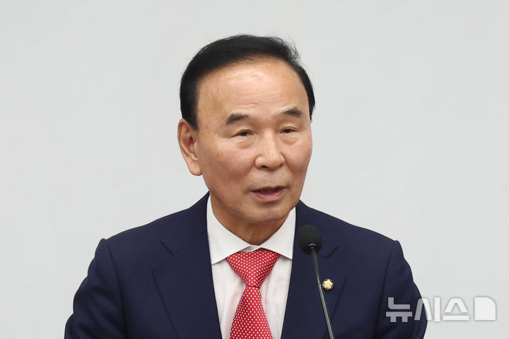 [서울=뉴시스] 고승민 기자 = 박덕흠 신임 국회부의장이 13일 서울 여의도 국회에서 열린 제22대 국회 후반기 국민의힘 국회부의장 선출 의원총회에서 당선 후 인사말을 하고 있다. 2026.05.13. kkssmm99@newsis.com