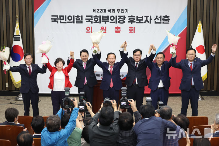 [서울=뉴시스] 고승민 기자 = 박덕흠(가운데) 신임 국회부의장이 13일 서울 여의도 국회에서 열린 제22대 국회 후반기 국민의힘 국회부의장 선출 의원총회에서 당선 후 장동혁 대표, 송언석 원내대표와 기념촬영하고 있다. 2026.05.13. kkssmm99@newsis.com