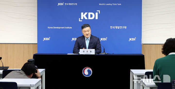 [세종=뉴시스] 강종민 기자 = 정규철 KDI 거시·금융정책연구부장이 13일 세종시 정부세종청사에서 2026년 반도체 수출 호조세와 내수 개선세로 2.5% 성장한 후 2027년에는 1.7% 성장할 것으로 전망하고 있다. 2026.05.13. ppkjm@newsis.com