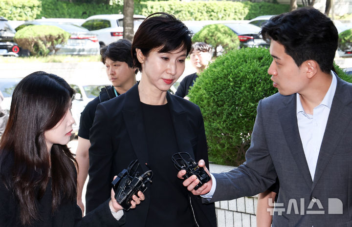 [서울=뉴시스] 김진아 기자 = 오는 15일엔 서울고법 가사1부(부장판사 이상주)에서 최태원(66) SK그룹 회장과 노소영(65) 아트센터 나비 관장의 재산 분할 파기환송심 두 번째 조정기일이 진행될 예정이다. 사진은 노 관장이 지난달 13일 오전 서울 서초구 서울중앙지방법원에서 열린 재산 분할 파기환송심 조정 기일에 출석하는 모습. (공동취재) 2026.06.14. photo@newsis.com