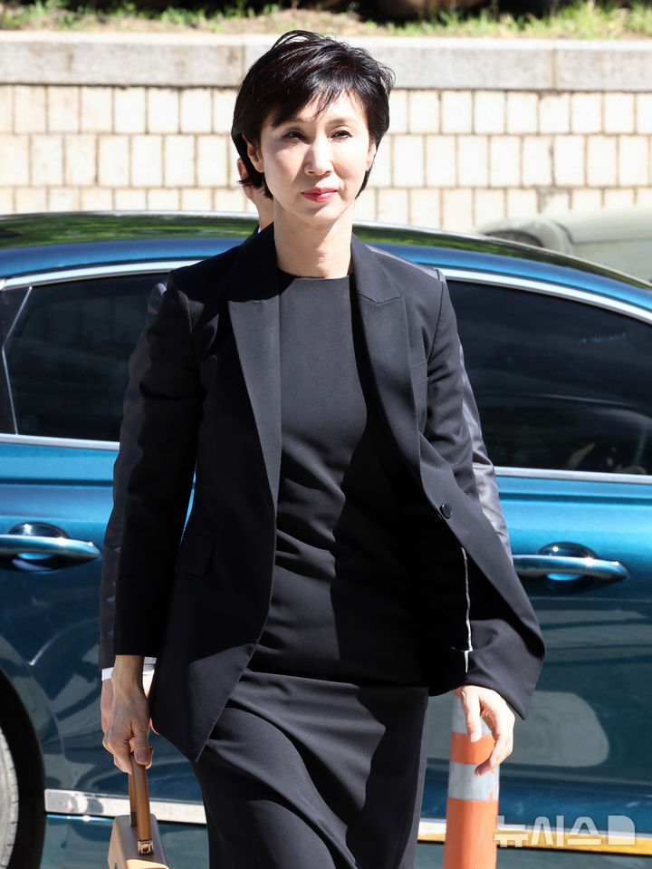 [서울=뉴시스] 김진아 기자 = 노소영 아트센터 나비 관장이 13일 오전 서울 서초구 서울중앙지방법원에서 열린 최태원 SK그룹 회장과의 재산 분할 파기환송심 조정 기일에 출석하고 있다. (공동취재) 2026.05.13. photo@newsis.com