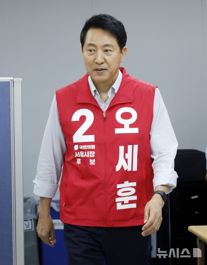 [서울=뉴시스] 김혜진 기자 = 오세훈 국민의힘 서울시장 후보가 13일 소상공인 공약발표를 위해 서울 종로구 캠프 사무실로 들어서고 있다. 2026.05.13. jini@newsis.com
