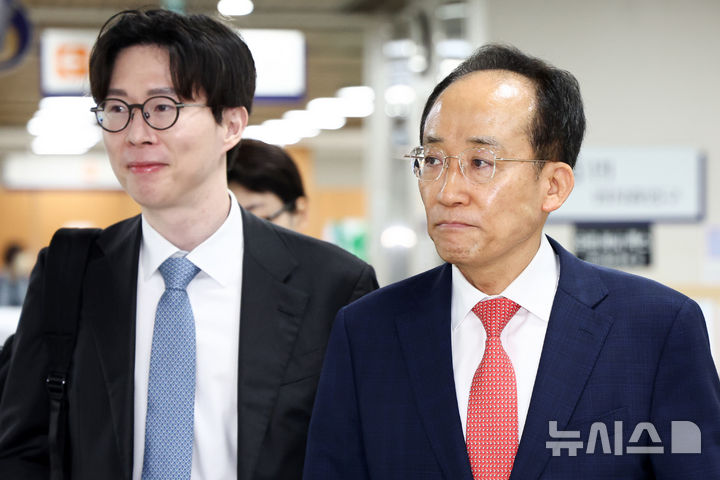 [서울=뉴시스] 김진아 기자 = 12·3 비상계엄 당시 국회의 계엄 해제 표결을 방해한 혐의를 받는 추경호 국민의힘 의원이 13일 오전 서울 서초구 서울중앙지방법원에서 열린 4차 공판에 출석하고 있다. (공동취재) 2026.05.13. photo@newsis.com