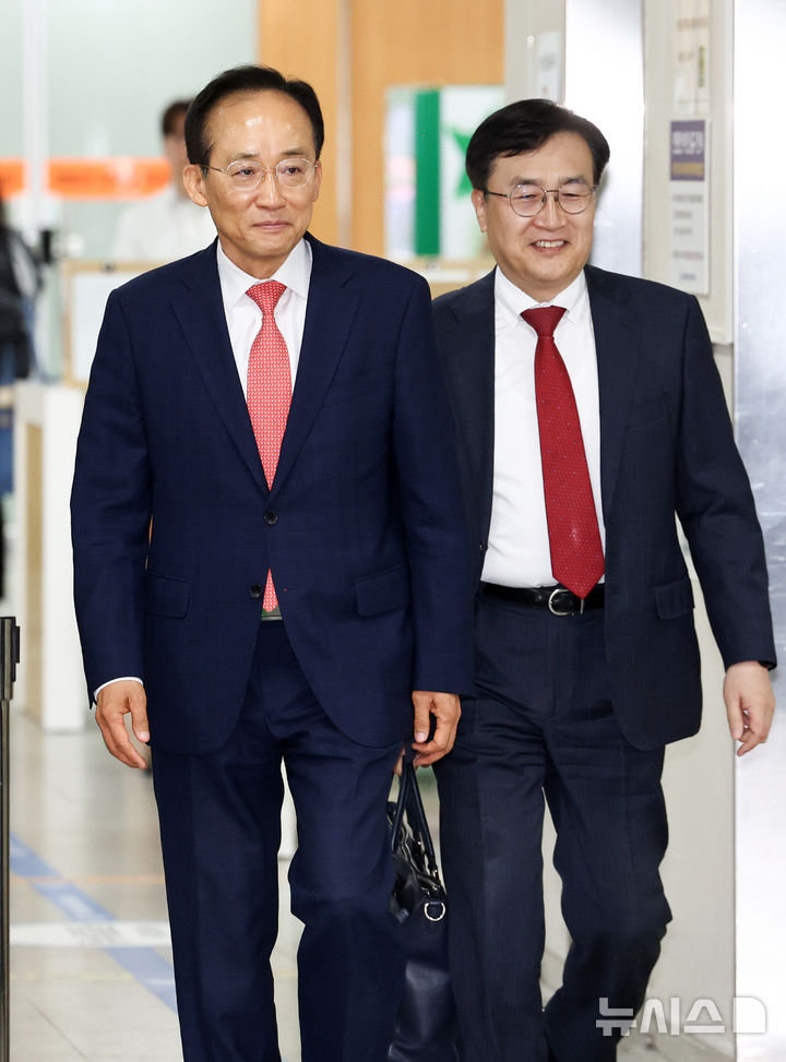 [서울=뉴시스] 김진아 기자 = 12·3 비상계엄 당시 국회의 계엄 해제 표결을 방해한 혐의를 받는 추경호 국민의힘 의원이 13일 오전 서울 서초구 서울중앙지방법원에서 열린 4차 공판에 출석하고 있다. (공동취재) 2026.05.13. photo@newsis.com