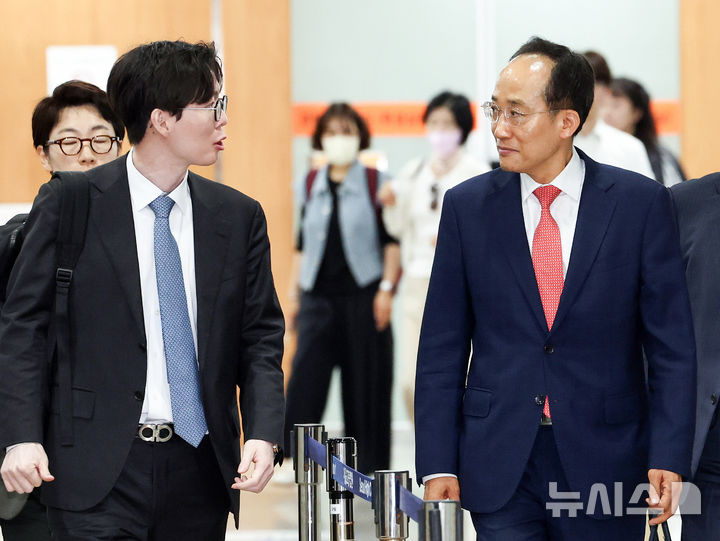 [서울=뉴시스] 김진아 기자 = 12·3 비상계엄 당시 국회의 계엄 해제 표결을 방해한 혐의를 받는 추경호 국민의힘 의원이 13일 오전 서울 서초구 서울중앙지방법원에서 열린 4차 공판에 출석하고 있다. (공동취재) 2026.05.13. photo@newsis.com