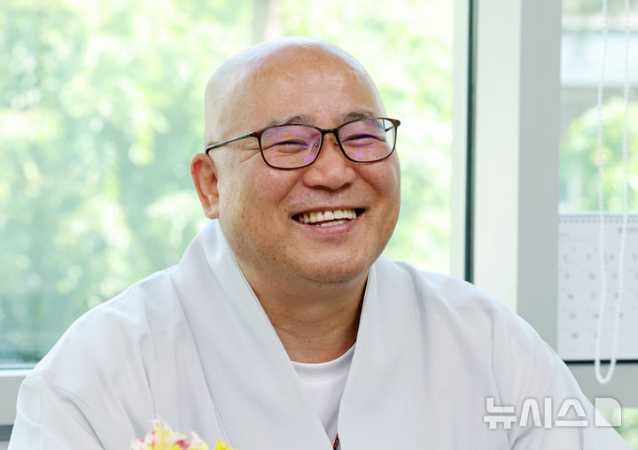 "로봇 스님, 참 손 많이 갑니다"…성원스님의 AI 수행 실험 [문화人터뷰]