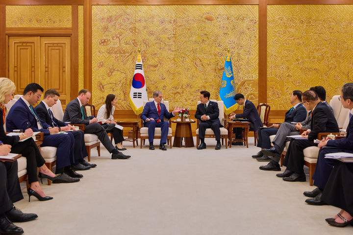[서울=뉴시스] 최동준 기자 = 이재명 대통령이 13일 미·중 정상회담을 앞두고 사전 조율을 위해 청와대를 방문한 스콧 베센트 미국 재무부 장관을 접견하고 있다. (사진=청와대 제공) 2026.05.13. photo@newsis.com *재판매 및 DB 금지