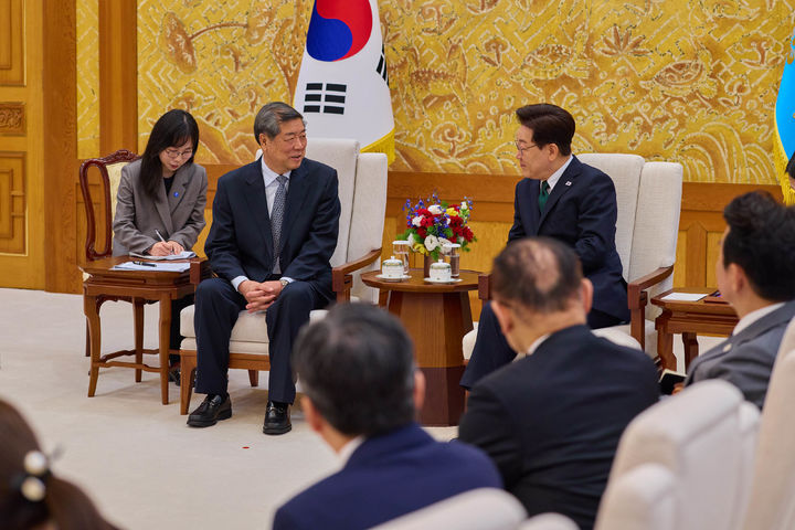[서울=뉴시스] 최동준 기자 = 이재명 대통령이 13일 미·중 정상회담을 앞두고 사전 조율을 위해 청와대를 방문한 허리펑 중국 국무원 부총리를 접견하고 있다. (사진=청와대 제공) 2026.05.13. photo@newsis.com *재판매 및 DB 금지