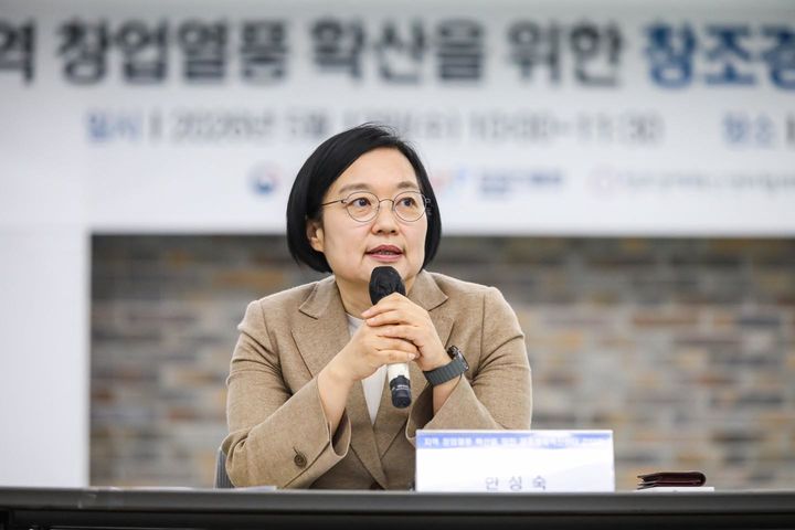 [서울=뉴시스] 한성숙 중소벤처기업부 장관이 13일 서울 용산구 서울창조경제혁신센터에서 열린 간담회에서 인사말을 하고 있다. (사진=중소벤처기업부 제공) 2026.05.13. photo@newsis.com *재판매 및 DB 금지