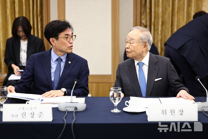 [서울=뉴시스] 김명년 기자 = 손경식 한국경영자총협회장이 13일 오전 서울 중구 한국프레스센터에서 열린 2026년 제1차 ESG 경영위원회에서 권창준 고용노동부 차관과 대화하고 있다. 2026.05.13. kmn@newsis.com