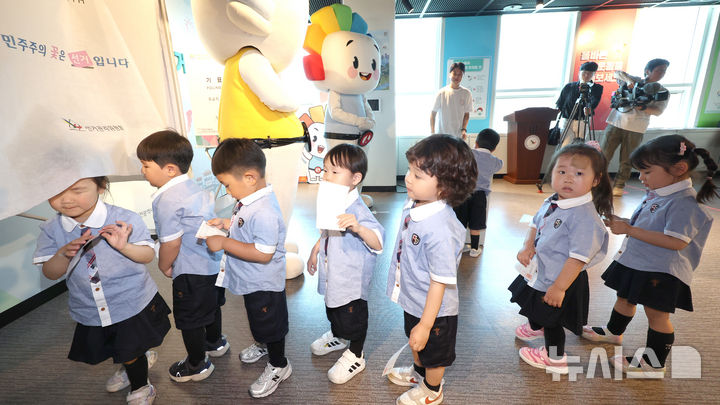 [인천=뉴시스] 전진환 기자 = 제9회 전국동시지방선거를 21일 앞둔 13일 오전 인천 미추홀구 인천시선거관리위원회 투표체험장에서 어린이들이 모의 투표 체험을 하고 있다.&nbsp; 2026.05.13. amin2@newsis.com