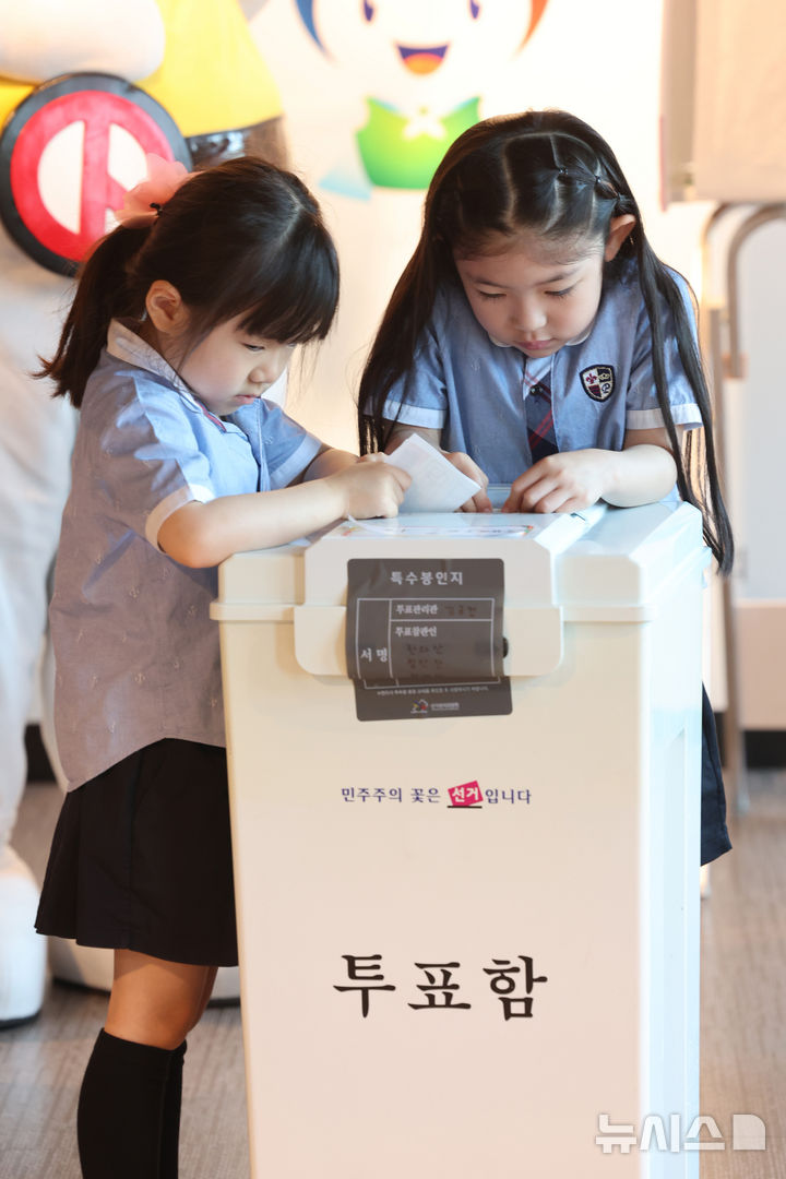 [인천=뉴시스] 전진환 기자 = 제9회 전국동시지방선거를 21일 앞둔 13일 오전 인천 미추홀구 인천시선거관리위원회 투표체험장에서 어린이들이 모의 투표 체험을 하고 있다.&nbsp; 2026.05.13. amin2@newsis.com