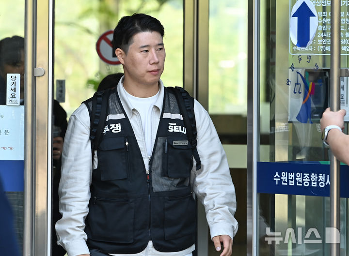 [수원=뉴시스] 김종택기자 = 최승호 초기업노조 삼성전자지부 위원장이 13일 경기 수원시 영통구 수원지방법원에서 열린 삼성전자 노조 위법 쟁의행위 금지 가처분 신청 2차 심문을 마친 뒤 법원을 나서고 있다. 2026.05.13. jtk@newsis.com
